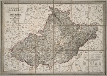 Mapa papierowa, składana. Po lewej u góry widoczny tytuł mapy: Neueste General-, Post- u. Strassenkarte der Markgrafschaft Mähren. U dołu po prawej legenda.