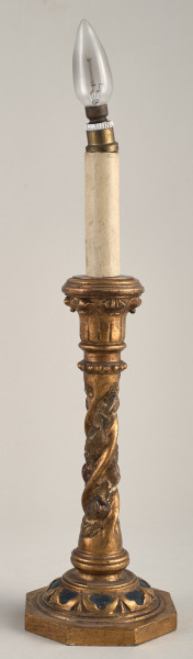 Świecznik stojący jednoświecowy, zelektryfikowany, wykonany z drewna rzeźbionego, malowanego i złoconego.