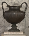 Brązowy Krater Mitrydatesa. Ma on uchwyty w kształcie splecionych węży. Ustawiony jest na prostopadłościennym postumencie z namalowanym farbą napisem: „VASE DE MITHRIDATE”.