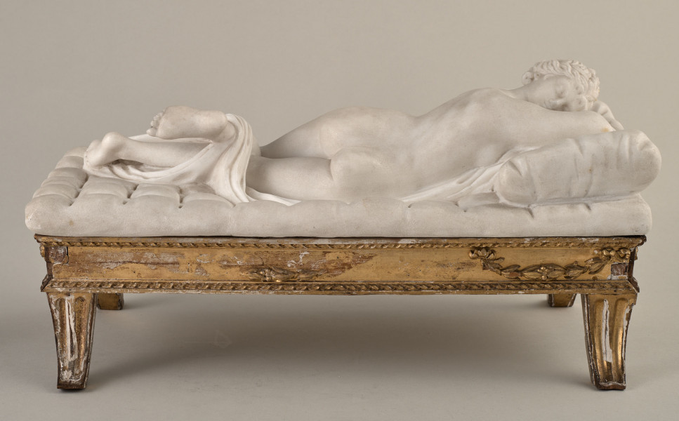 Śpiący Hermafrodyta. Posążek marmurowy przedstawia leżącą na łożu nagą, smukłą postać Hermafrodyty, z rękoma na poduszce. Ułożenie ciała postaci odsłania jej dwupłciowość: z przodu widoczna jest prawa pierś, z tyłu fallus w stanie erekcji. Rzeźba ustawiona jest na drewnianej, złoconej podstawie w kształcie prostokątnego stoliczka na czterech wygiętych nóżkach.