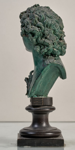 Henryk Lubomirski jako Bachus. Miniaturowe popiersie Henryka Lubomirskiego z terakoty, pomalowane na zielono. Bok lewy