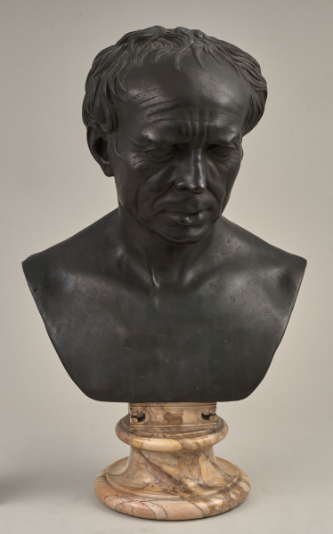 Nieokreślony Rzymianin. Brązowe popiersie starszego mężczyzny na pozłacanym cokole.