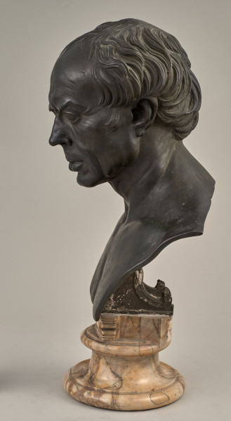 Nieokreślony Rzymianin. Brązowe popiersie starszego mężczyzny na pozłacanym cokole. Bok lewy