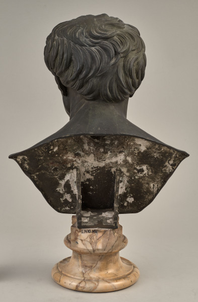 Nieokreślony Rzymianin. Brązowe popiersie starszego mężczyzny na pozłacanym cokole. Tył