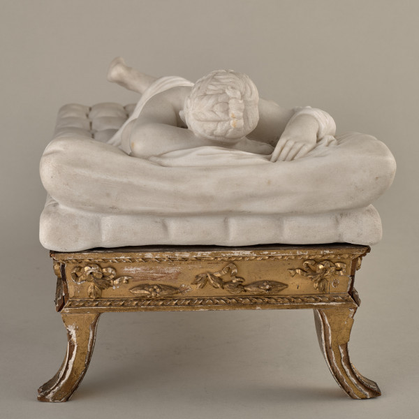 Śpiący Hermafrodyta. Posążek marmurowy przedstawia leżącą na łożu nagą, smukłą postać Hermafrodyty, z rękoma na poduszce. Ułożenie ciała postaci odsłania jej dwupłciowość: z przodu widoczna jest prawa pierś, z tyłu fallus w stanie erekcji. Rzeźba ustawiona jest na drewnianej, złoconej podstawie w kształcie prostokątnego stoliczka na czterech wygiętych nóżkach.