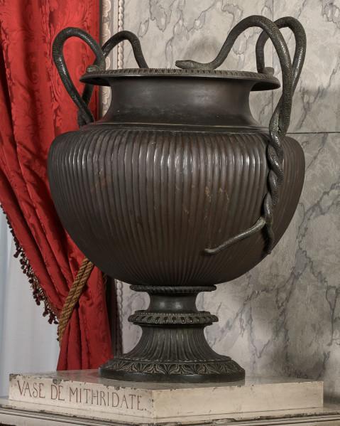 Brązowy Krater Mitrydatesa. Ma on uchwyty w kształcie splecionych węży. Ustawiony jest na prostopadłościennym postumencie z namalowanym farbą napisem: „VASE DE MITHRIDATE”.