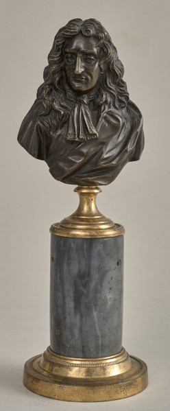 Jean de la Fontaine. Brązowe, miniaturowe popiersie przedstawia go w starszym wieku, w peruce. opiersie ustawione jest na podstawie złożonej z brązowego, złoconego cokoliku, cylindrycznego, marmurowego trzonu (brak metalowego łańcuszka) i brązowej, złoconej bazy.  Przód