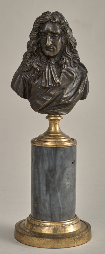 Jean de la Fontaine. Brązowe, miniaturowe popiersie przedstawia go w starszym wieku, w peruce. opiersie ustawione jest na podstawie złożonej z brązowego, złoconego cokoliku, cylindrycznego, marmurowego trzonu (brak metalowego łańcuszka) i brązowej, złoconej bazy.  Przód