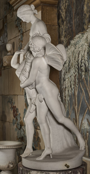 Psyche unoszona przez Zefiry. Marmurowa grupa figuralna.Bok lewy