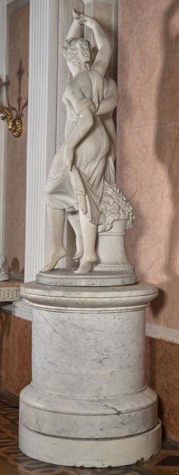 Flora i Zefir. Marmurowa grupa figuralna przedstawia tańczącą parę: młodzieńca i młodą kobietę. Grupa na wysokim postumencie.