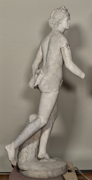 Diana Łowczyni. Posąg marmurowy. Bogini przedstawiona została jako młoda, naga kobieta. Ukazana jest w biegu, ciężar jej ciała spoczywa na lewej nodze wspiętej na palcach, prawa jest w tyle, uniesiona. Prawa ręka wysunięta do przodu trzymała strzałę, lewa opuszczona i nieco w tyle trzymała łuk (obie ręce są uszkodzone).Bok prawy