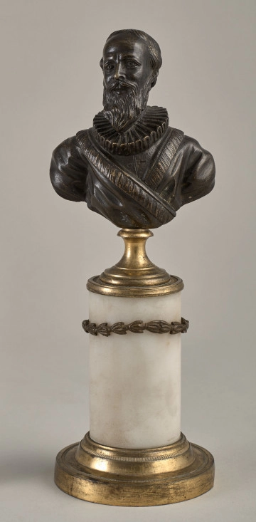 Maximilien de Béthune de Sully. Brązowe, miniaturowe popiersie przedstawia go w starszym wieku. Popiersie ustawione jest na podstawie złożonej z mosiężnego cokoliku, marmurowego, cylindrycznego trzonu ujętego metalowym łańcuszkiem i mosiężnej bazy. Przód