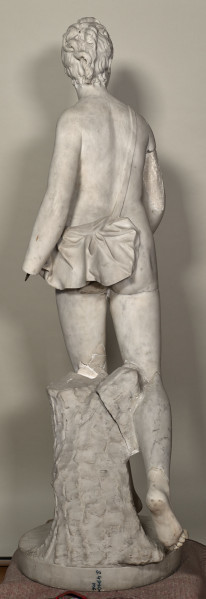 Diana Łowczyni. Posąg marmurowy. Bogini przedstawiona została jako młoda, naga kobieta. Ukazana jest w biegu, ciężar jej ciała spoczywa na lewej nodze wspiętej na palcach, prawa jest w tyle, uniesiona. Prawa ręka wysunięta do przodu trzymała strzałę, lewa opuszczona i nieco w tyle trzymała łuk (obie ręce są uszkodzone).Tył