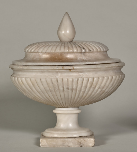 Waza alabastrowa, owalna z pokrywą zakończoną sterczyną.