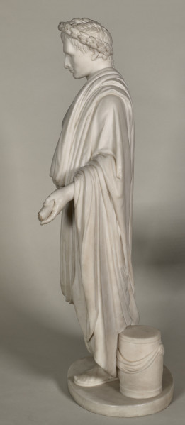 Marmurowy posążek przedstawia stojącego Napoleona jako Rzymianina: ubranego w tunikę i obszerną togę. Bok lewy