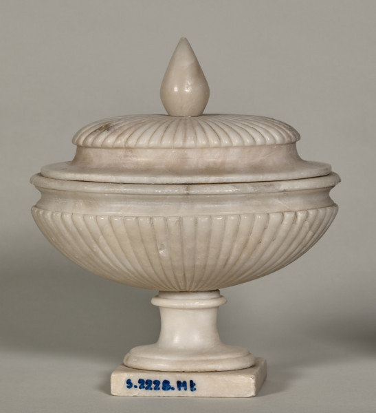 Waza alabastrowa, owalna z pokrywą zakończoną sterczyną.