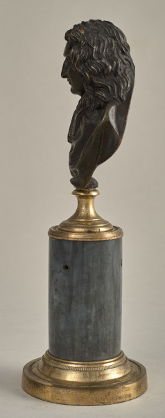 Jean de la Fontaine. Brązowe, miniaturowe popiersie przedstawia go w starszym wieku, w peruce. opiersie ustawione jest na podstawie złożonej z brązowego, złoconego cokoliku, cylindrycznego, marmurowego trzonu (brak metalowego łańcuszka) i brązowej, złoconej bazy. Bok lewy