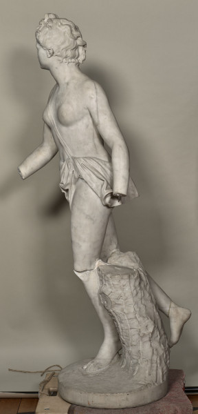 Diana Łowczyni. Posąg marmurowy. Bogini przedstawiona została jako młoda, naga kobieta. Ukazana jest w biegu, ciężar jej ciała spoczywa na lewej nodze wspiętej na palcach, prawa jest w tyle, uniesiona. Prawa ręka wysunięta do przodu trzymała strzałę, lewa opuszczona i nieco w tyle trzymała łuk (obie ręce są uszkodzone).