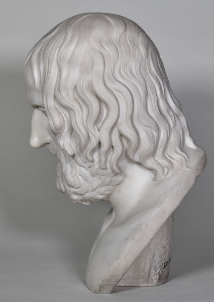 Eurypides. Popiersie marmurowe przedstawia Eurypidesa jako starszego, łysiejącego mężczyznę, z lekko pochyloną głową, z długimi włosami ułożonymi w wężykowate pasma. Twarz o wysokim i wypukłym czole, z długim nosem, gałkami ocznymi w kształcie migdału przesłoniętymi powiekami, wyraźnie okonturowanymi, z wąskimi ustami lekko rozchylonymi, okolona brodą z płaskimi puklami.  Bok lewy