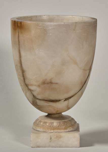 Waza alabastrowa. Bok bez dekoracji.