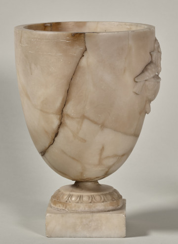 Waza alabastrowa. Bok bez dekoracji.