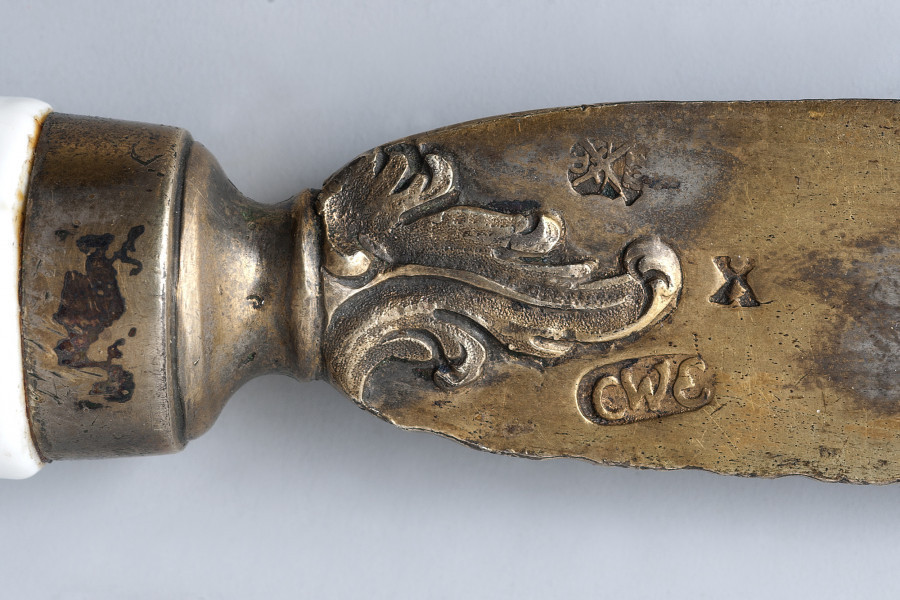 detal - reliefowy rocaille u nasady ostrza i wybite 3 znaki złotnicze