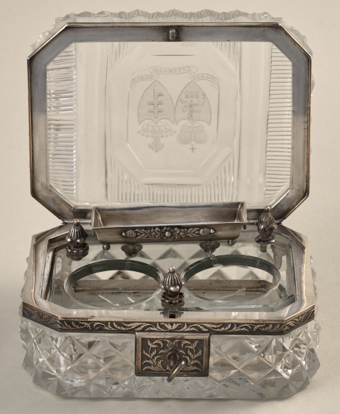 Szkatułka szklana - kałamarz. Ujęcie przodu z otwartą pokrywą.