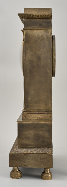 Bok zegara kominkowego w formie architektonicznej w kolorze złotym