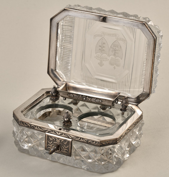 Szkatułka szklana - kałamarz. Ujęcie boczne z otwartą pokrywą.