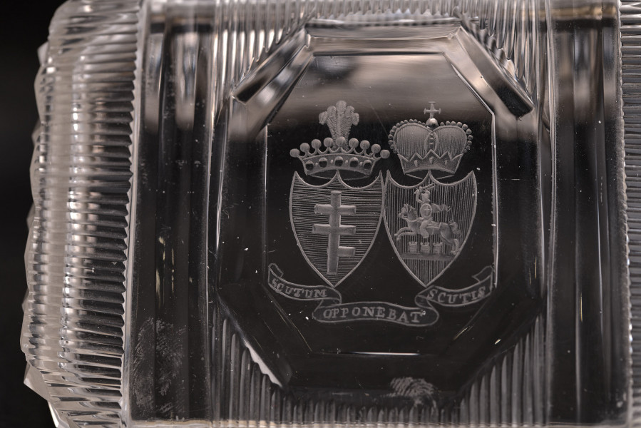 Szkatułka szklana - kałamarz. Fragment pokrywy z herbami.
