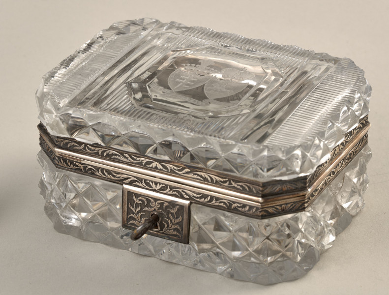 Szkatułka szklana - kałamarz. Widok 3/4.