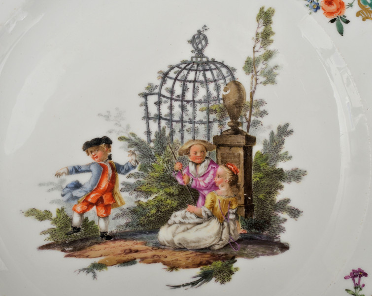 detal - w lustrze scena parkowa z trójką dzieci