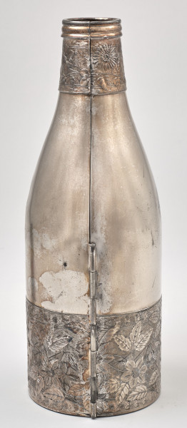 Srebrne etui na butelkę, zamknięte, ukazane od strony bez ucha. Pas roślinnej dekoracji u dołu i u góry etui