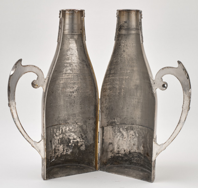 Etui do butelki, srebrne, otwarte z widocznym środkiem bez dekoracji.