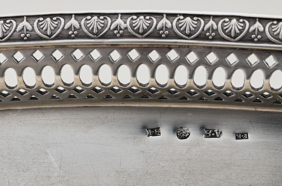 Taca srebrna. Fragment ze znakami złotniczymi.