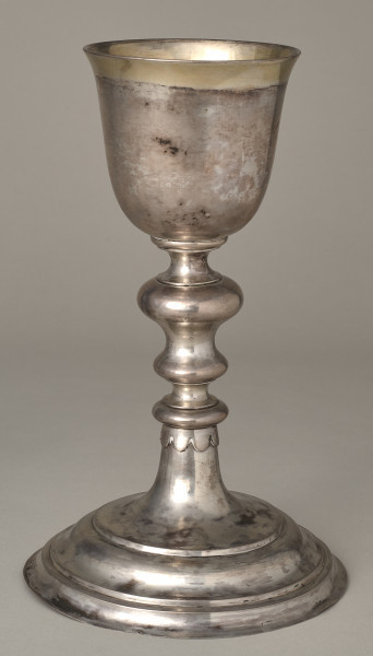 Kielich mszalny, srebrny na szerokiej stopie.