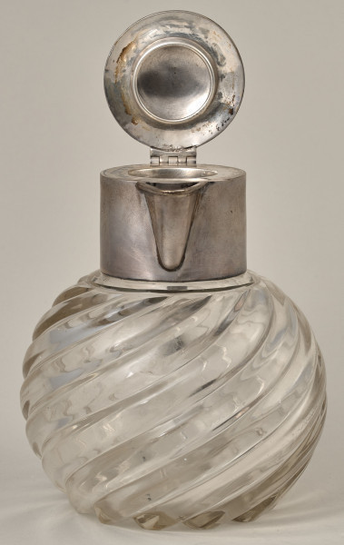 Dzbanek na wino ze szkła kryształowego i srebra. Przód  z podniesioną nakrywą.