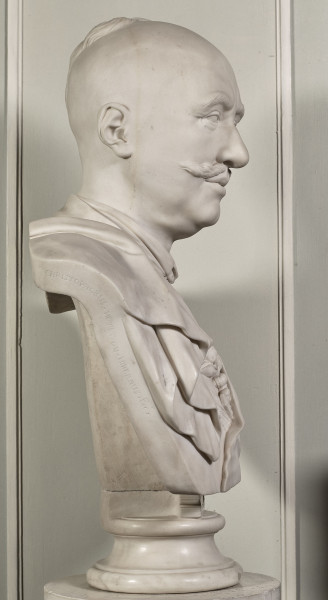 Franciszek Salezy Potocki. Popiersie marmurowe przedstawia starszego mężczyznę z wygoloną głową, z kilkoma tylko puklami na jej czubku. Bok lewy