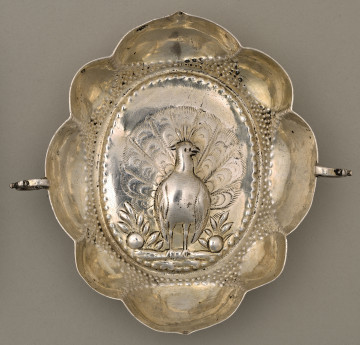 Srebrna patera z wypukłym przedstawieniem pawia w wewnętrzej części