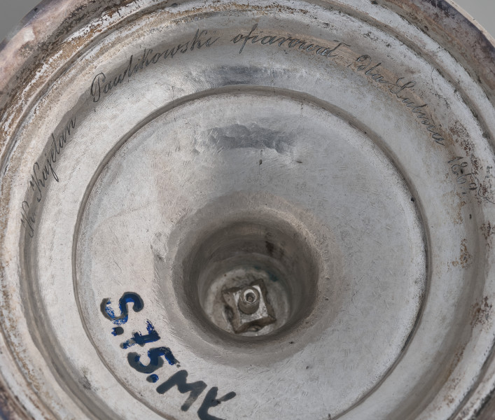 Spód stopy kielicha mszalnego ze srebra z widocznym numerem inwentarza.