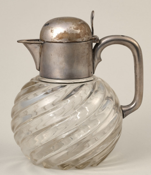 Dzbanek na wino ze szkła kryształowego i srebra. Bok z zamkniętą pokrywą.