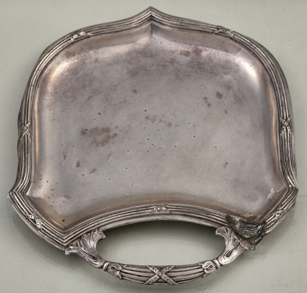 Taca srebrna na wizytówki w kształcie tarczy herbowej z uchwytem u góry.