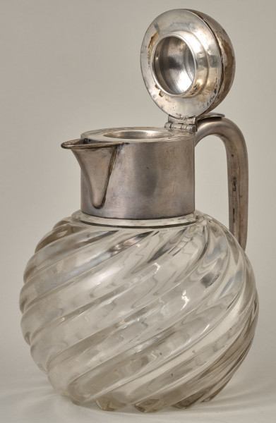 Dzbanek na wino ze szkła kryształowego i srebra. Widok z podniesioną nakrywą.