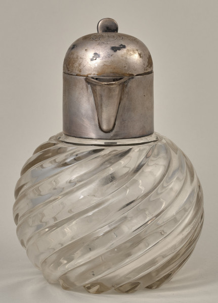 Dzbanek na wino ze szkła kryształowego i srebra. Tył z zamkniętą pokrywą.