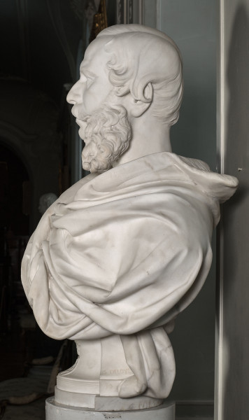 Stanisław Potocki. Popiersie z białego marmuru ukazuje starszego mężczyznę, z głową zwróconą lekko w prawo. Ma on owalną twarz z odznaczającym się pełnym podbródkiem, z sumiastymi wąsami i sterczącymi faworytami z wijących się pukli. Bok prawy