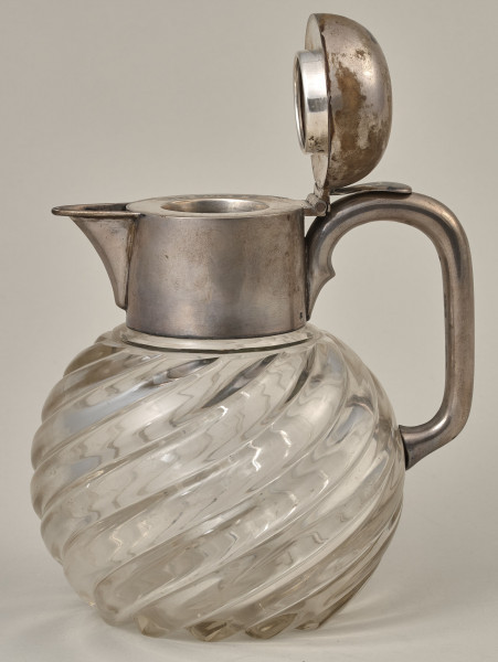 Dzbanek na wino ze szkła kryształowego i srebra. Bok z uniesioną pokrywą.