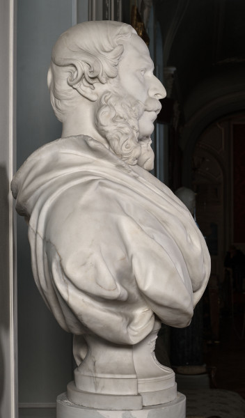 Stanisław Potocki. Popiersie z białego marmuru ukazuje starszego mężczyznę, z głową zwróconą lekko w prawo. Ma on owalną twarz z odznaczającym się pełnym podbródkiem, z sumiastymi wąsami i sterczącymi faworytami z wijących się pukli. Bok lewy