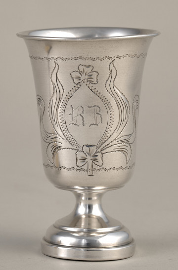 Mały srebrny pucharek zdobiony rytym ornamentem z inicjałem RB.