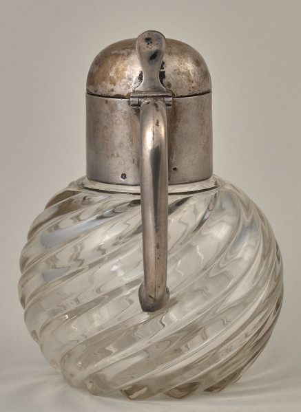 Dzbanek na wino ze szkła kryształowego i srebra. Tył z zamkniętą pokrywą.