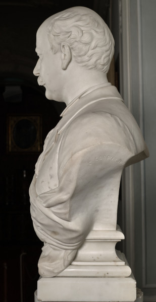 Marmurowe popiersie Mikołaja Szczęsnego Potockiego. Przedstawia ono dojrzałego mężczyznę, z głową zwróconą w trzech czwartych w prawo, łysiejącego, o owalnej twarzy o drobnych rysach, z wąsami. Bok prawy